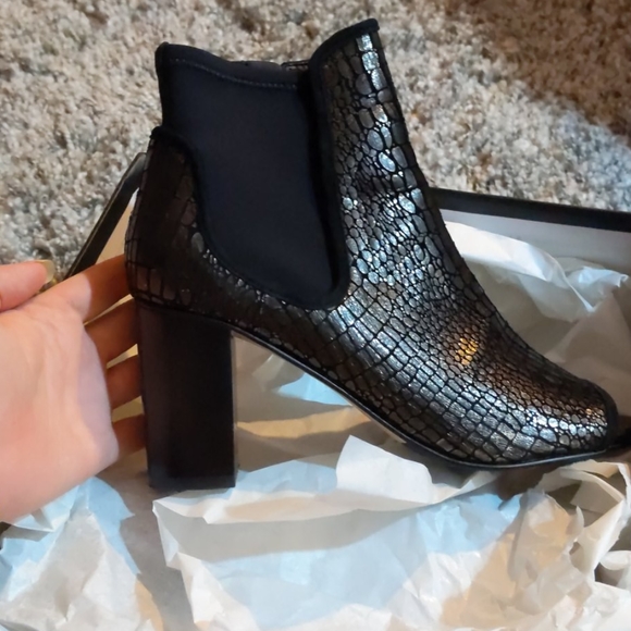 Like new with box Donald Pliner peep toe booties - Picture 1 of 4